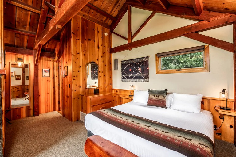 Lovely and Rustic Cabin Rental with Garden Views in Sedona, Arizona | Cabins (Sedona, Arizona, United States of America)
