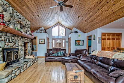 Cabins (Absarokee, Montana, United States)