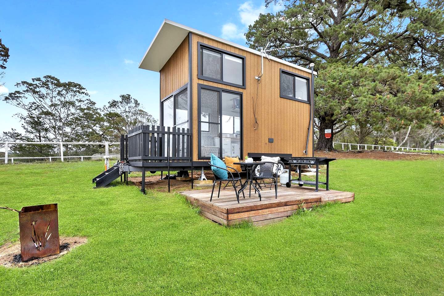 This tiny houses in Picton is the perfect romantic getaway in New South Wales. Perfect for guests looking for a holiday home immersed in nature!