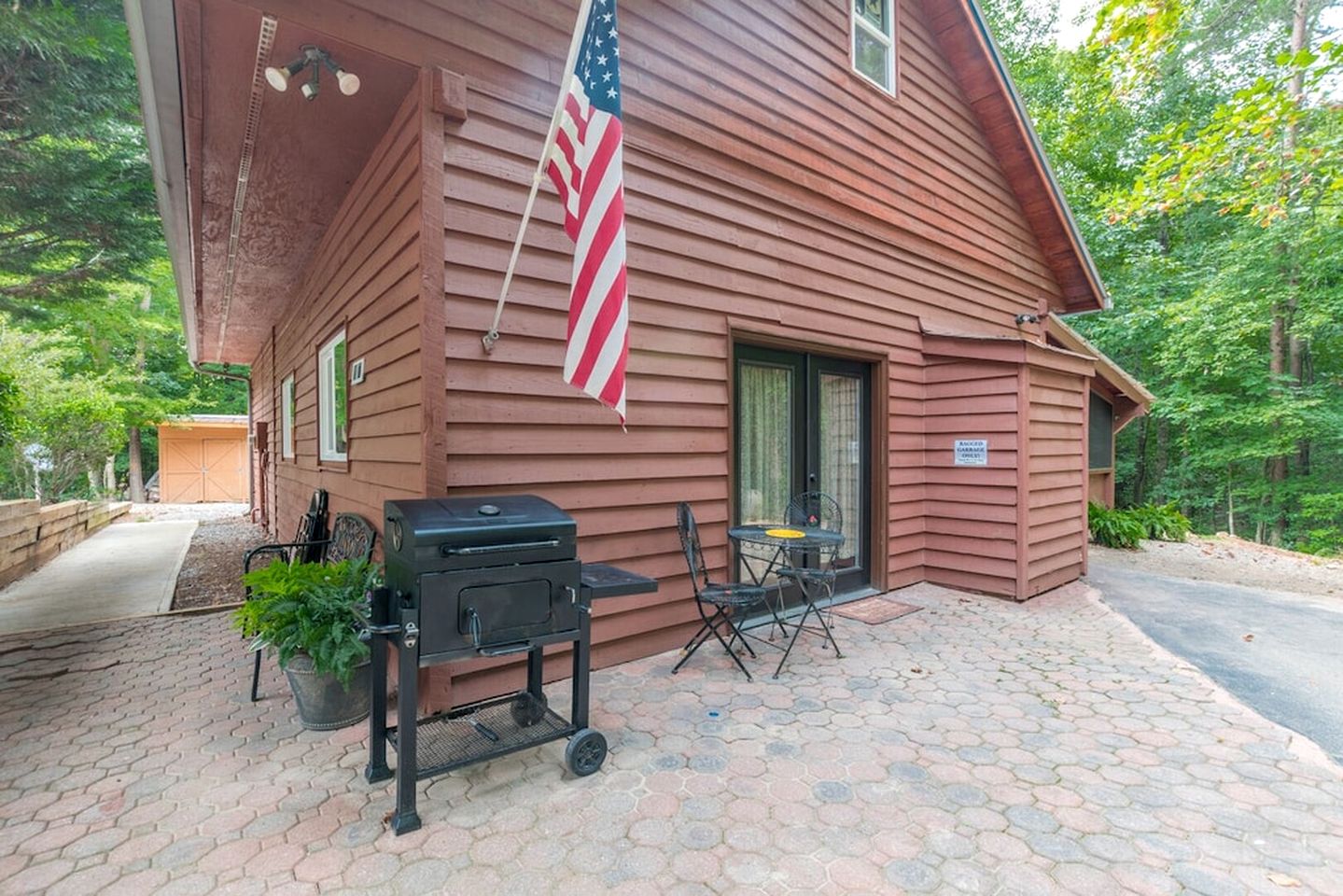 Paradise Cabin with Foosball Table and BBQ in Cleveland, Georgia