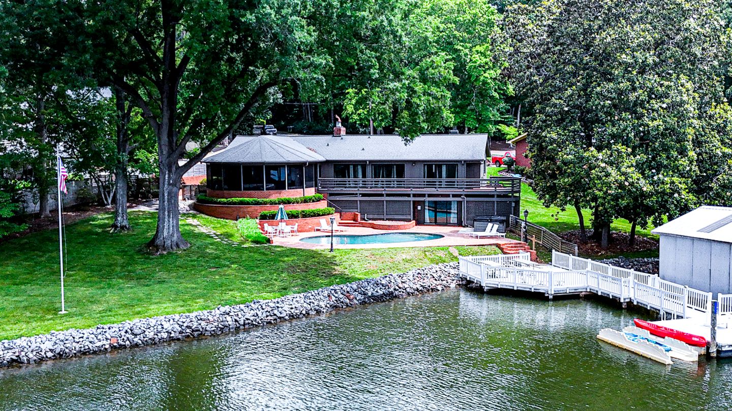 Cozy Cottage with Swimming Pool in Charlotte, North Carolina