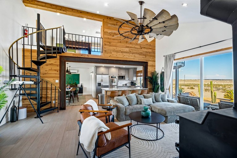 Luxury Joshua Tree Retreat with Saltwater Pool, Spa & Sky Deck Stargazing – Twentynine Palms, California