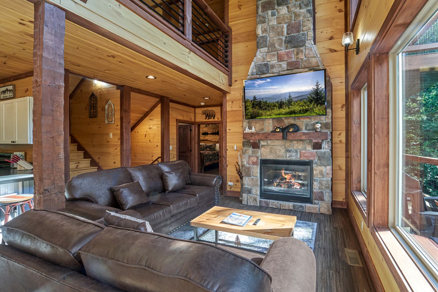 Exquisite Getaway Cabin with Hot Tub, Pool Table, and Movie Theater near Gatlinburg, Tennessee