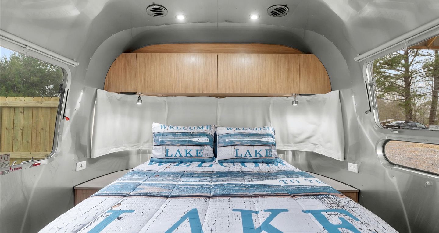 Peaceful Lakeside Covered Airstream with Firepit & Kayaks Near Centre, AL