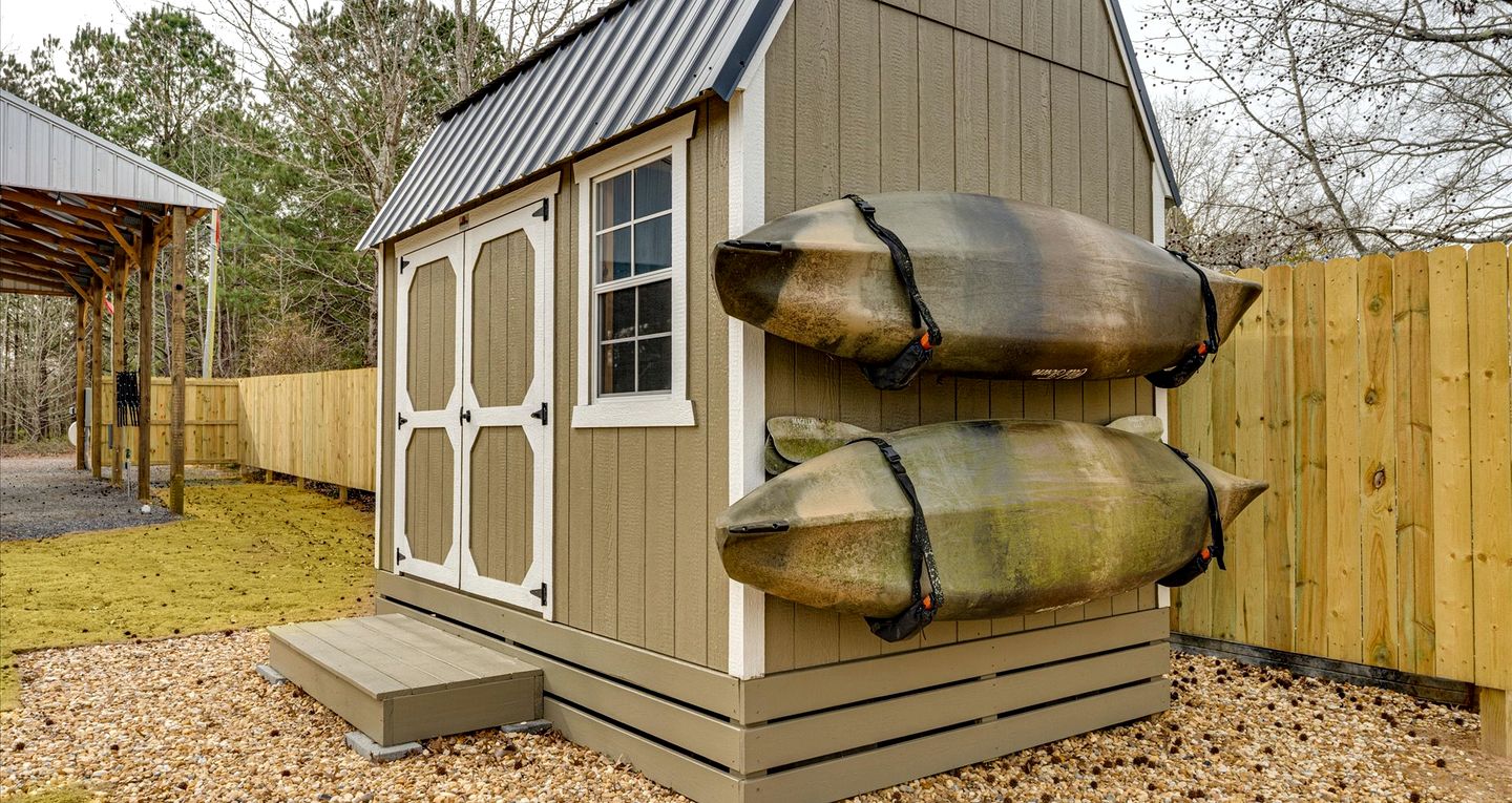 Peaceful Lakeside Covered Airstream with Firepit & Kayaks Near Centre, AL