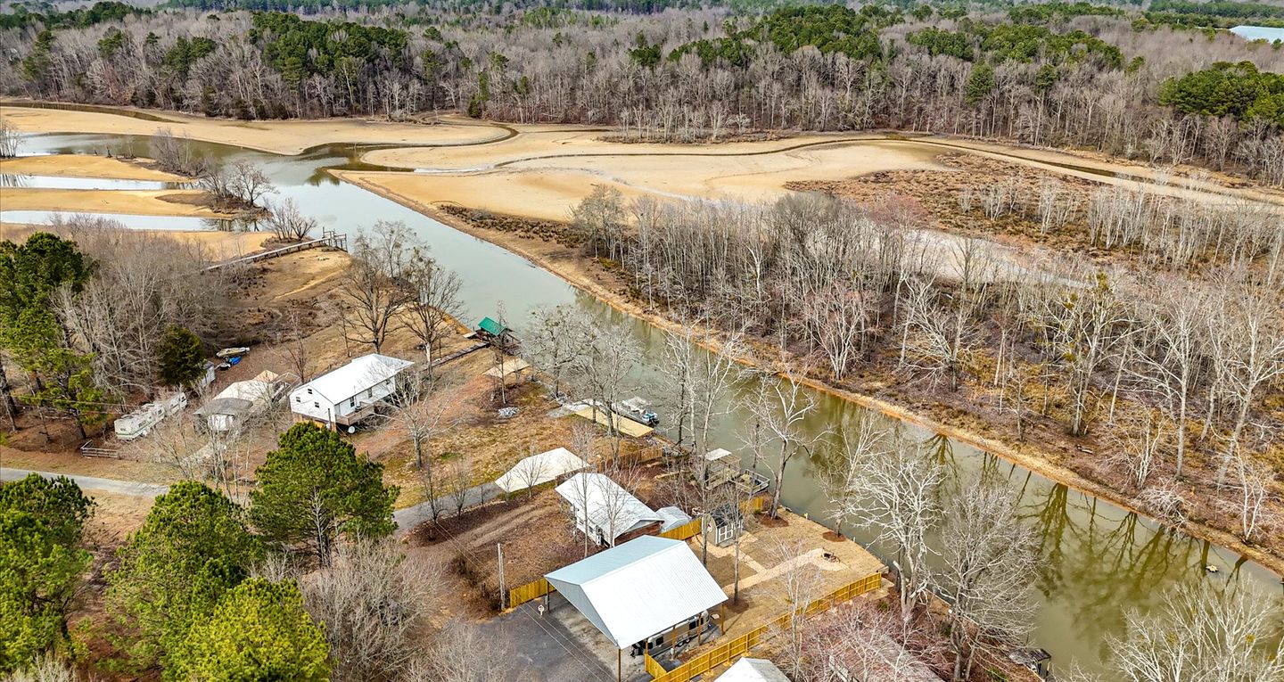 Peaceful Lakeside Covered Airstream with Firepit & Kayaks Near Centre, AL