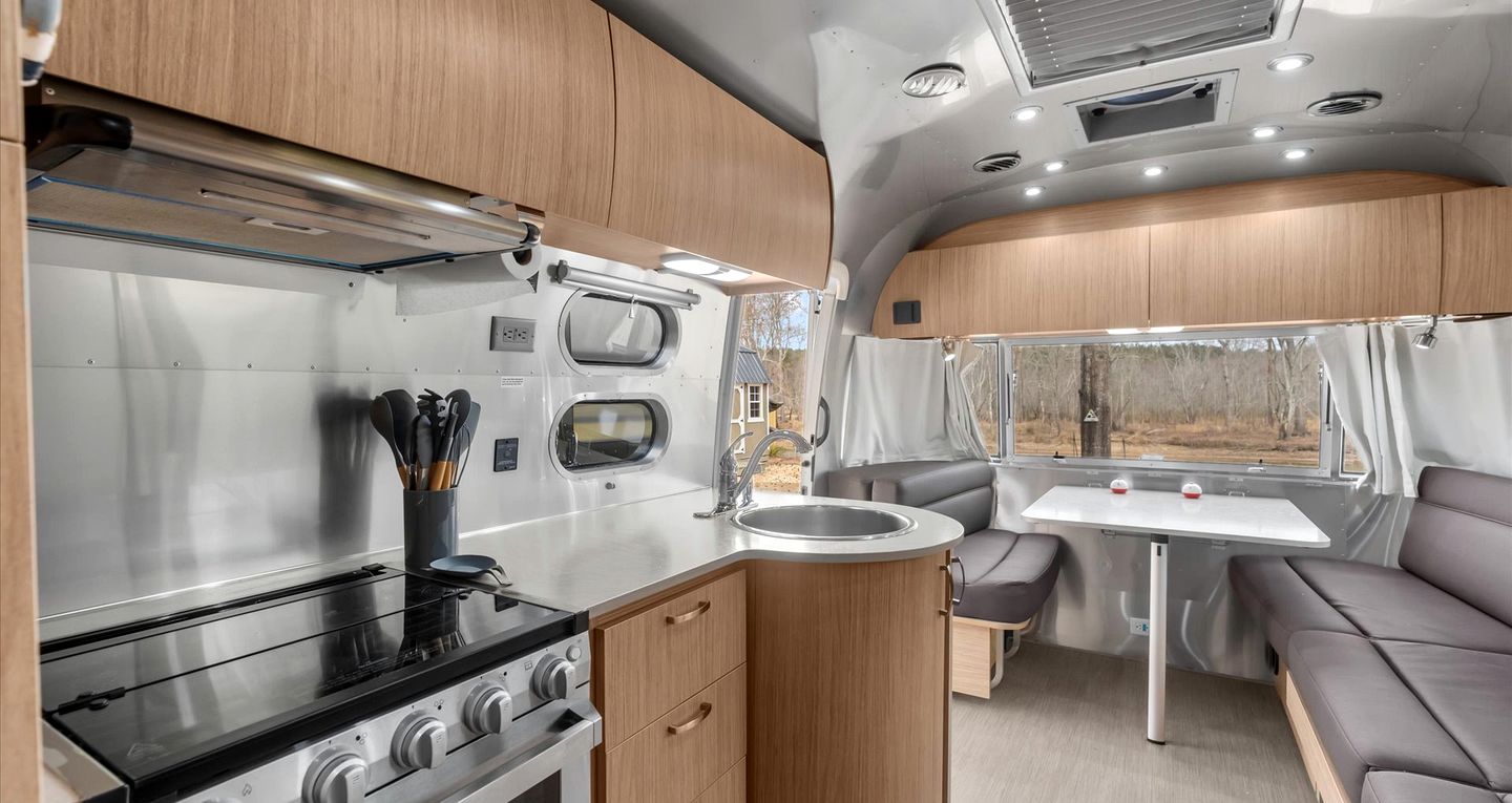 Peaceful Lakeside Covered Airstream with Firepit & Kayaks Near Centre, AL