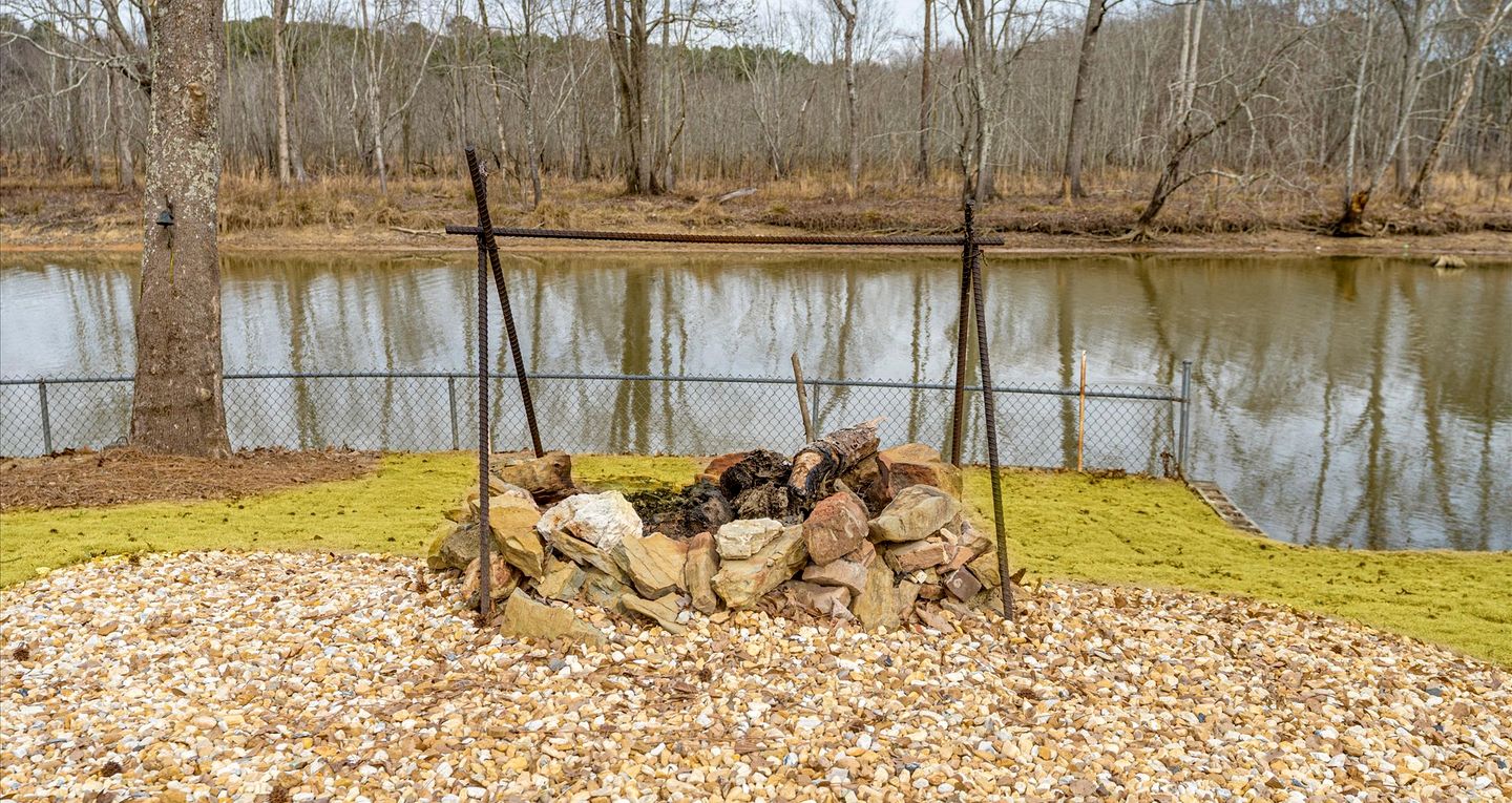 Peaceful Lakeside Covered Airstream with Firepit & Kayaks Near Centre, AL