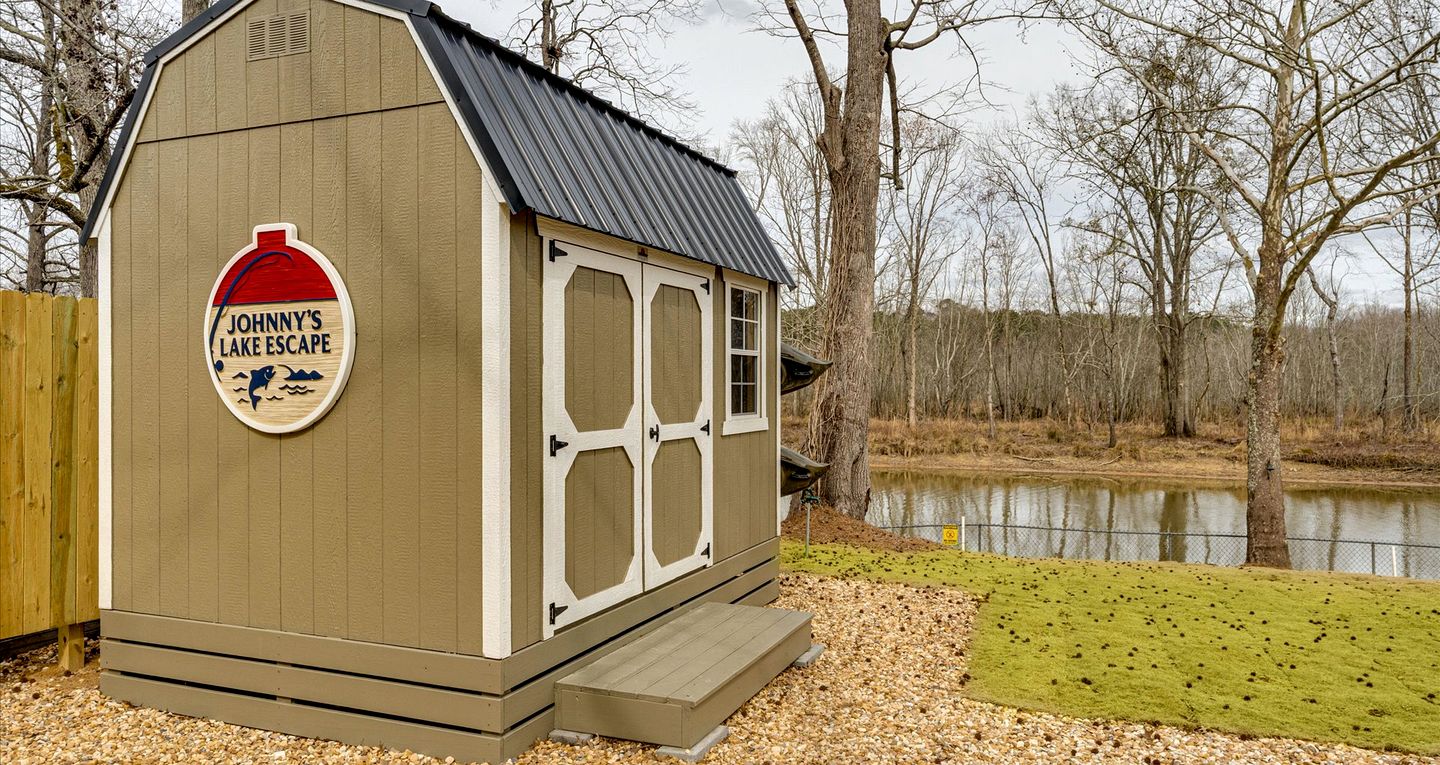 Peaceful Lakeside Covered Airstream with Firepit & Kayaks Near Centre, AL