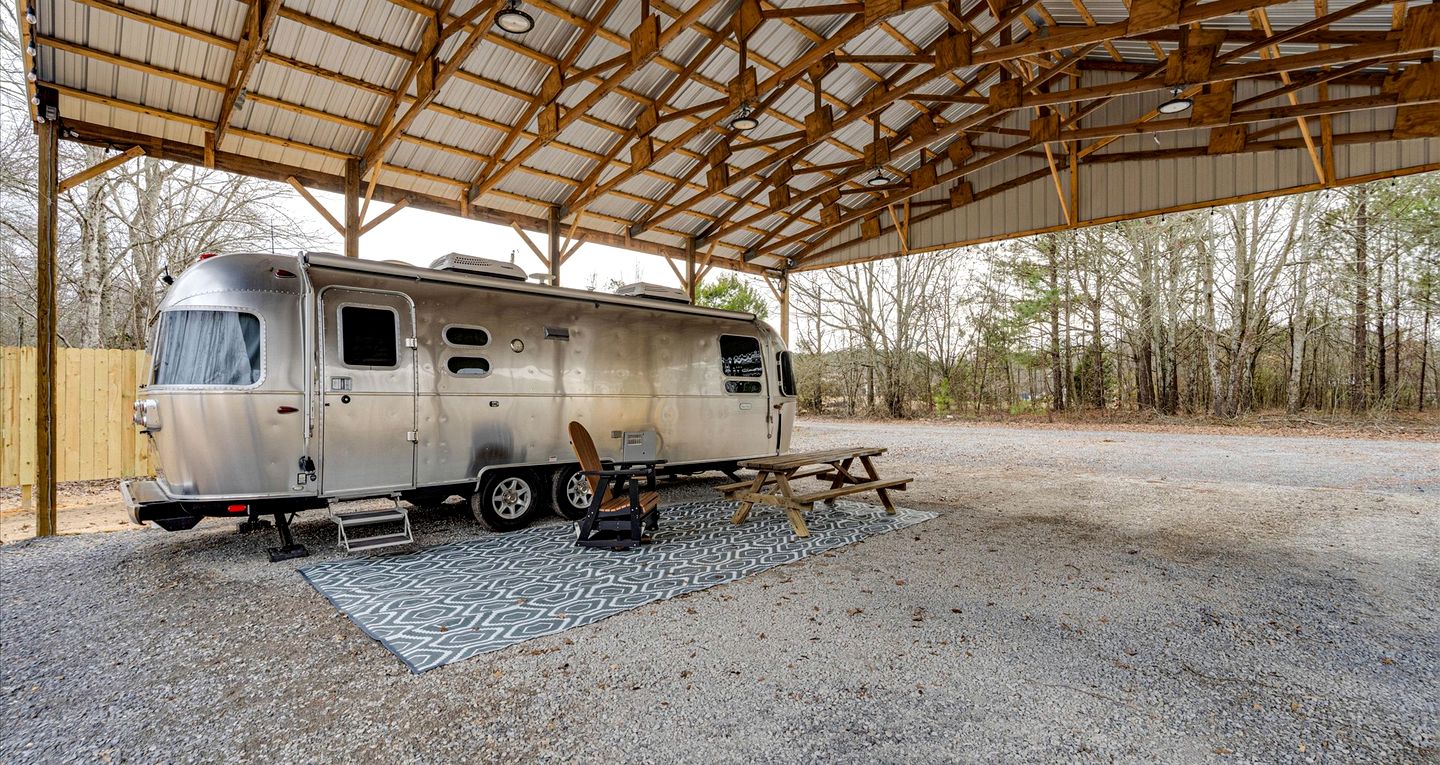 Peaceful Lakeside Covered Airstream with Firepit & Kayaks Near Centre, AL