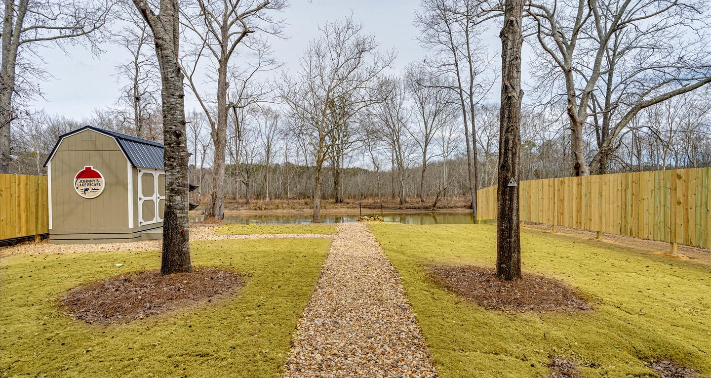 Peaceful Lakeside Covered Airstream with Firepit & Kayaks Near Centre, AL