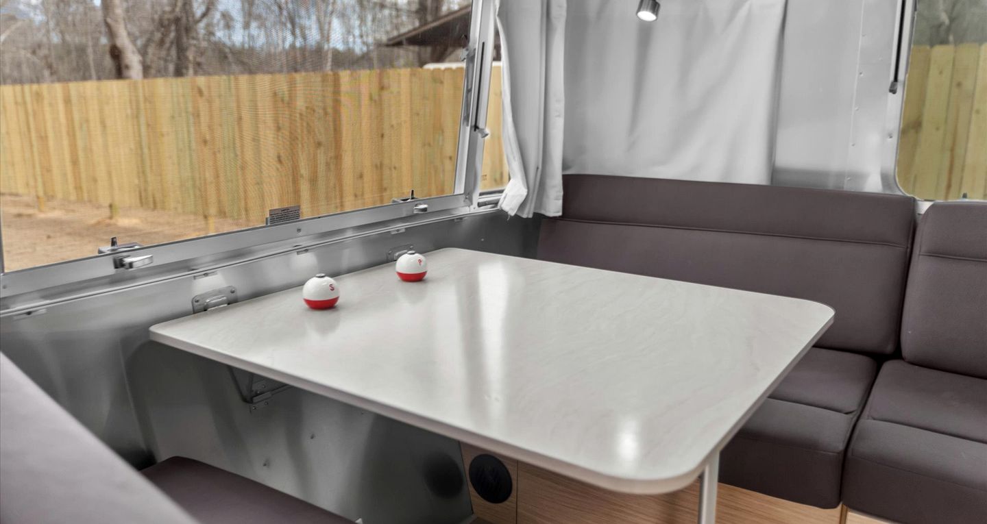 Peaceful Lakeside Covered Airstream with Firepit & Kayaks Near Centre, AL