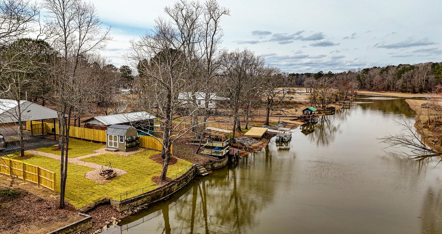 Peaceful Lakeside Covered Airstream with Firepit & Kayaks Near Centre, AL