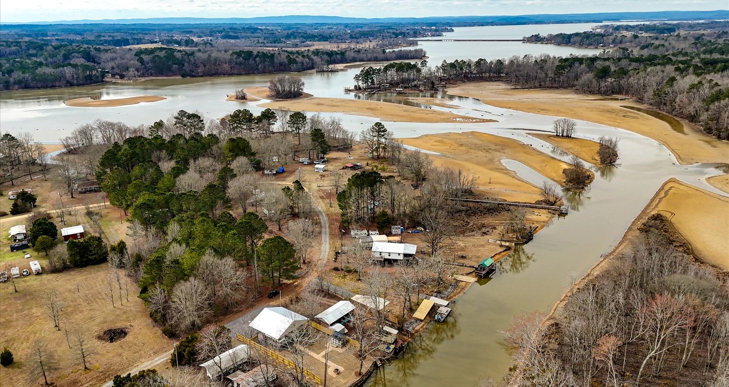 Peaceful Lakeside Covered Airstream with Firepit & Kayaks Near Centre, AL