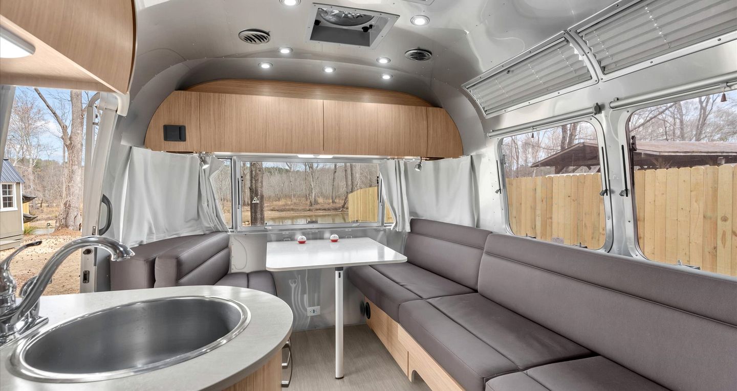 Peaceful Lakeside Covered Airstream with Firepit & Kayaks Near Centre, AL