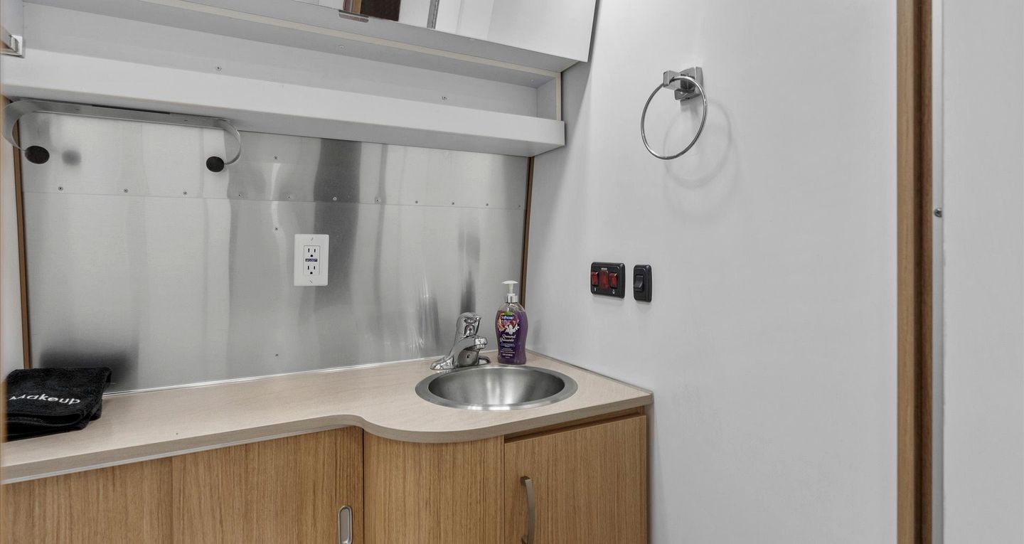 Peaceful Lakeside Covered Airstream with Firepit & Kayaks Near Centre, AL