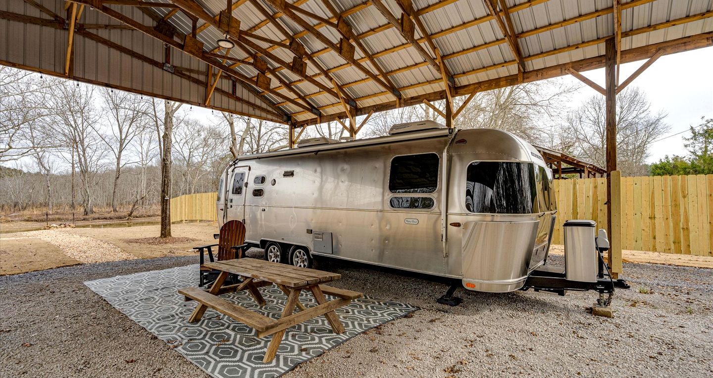 Peaceful Lakeside Covered Airstream with Firepit & Kayaks Near Centre, AL