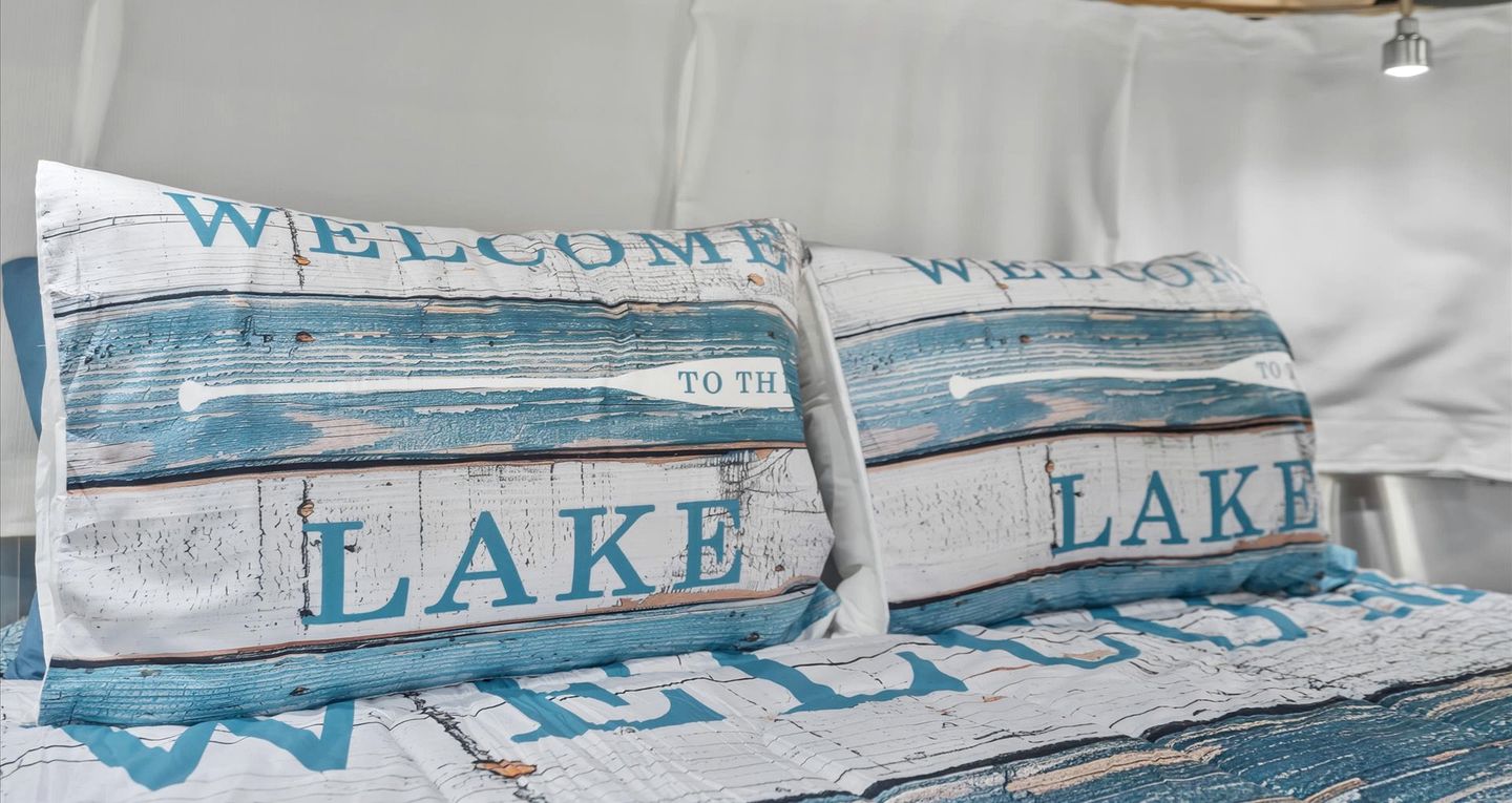 Peaceful Lakeside Covered Airstream with Firepit & Kayaks Near Centre, AL
