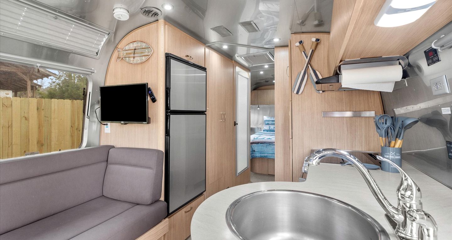 Peaceful Lakeside Covered Airstream with Firepit & Kayaks Near Centre, AL