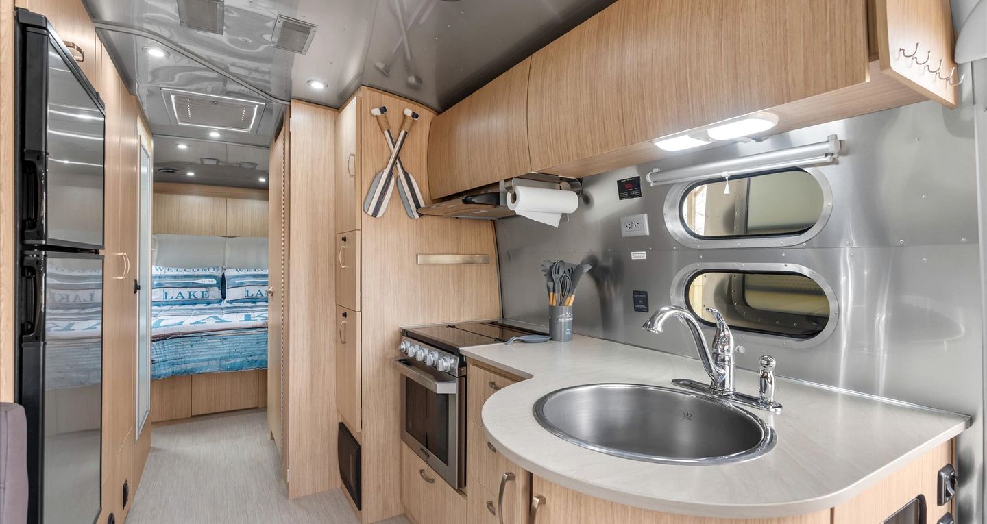 Peaceful Lakeside Covered Airstream with Firepit & Kayaks Near Centre, AL