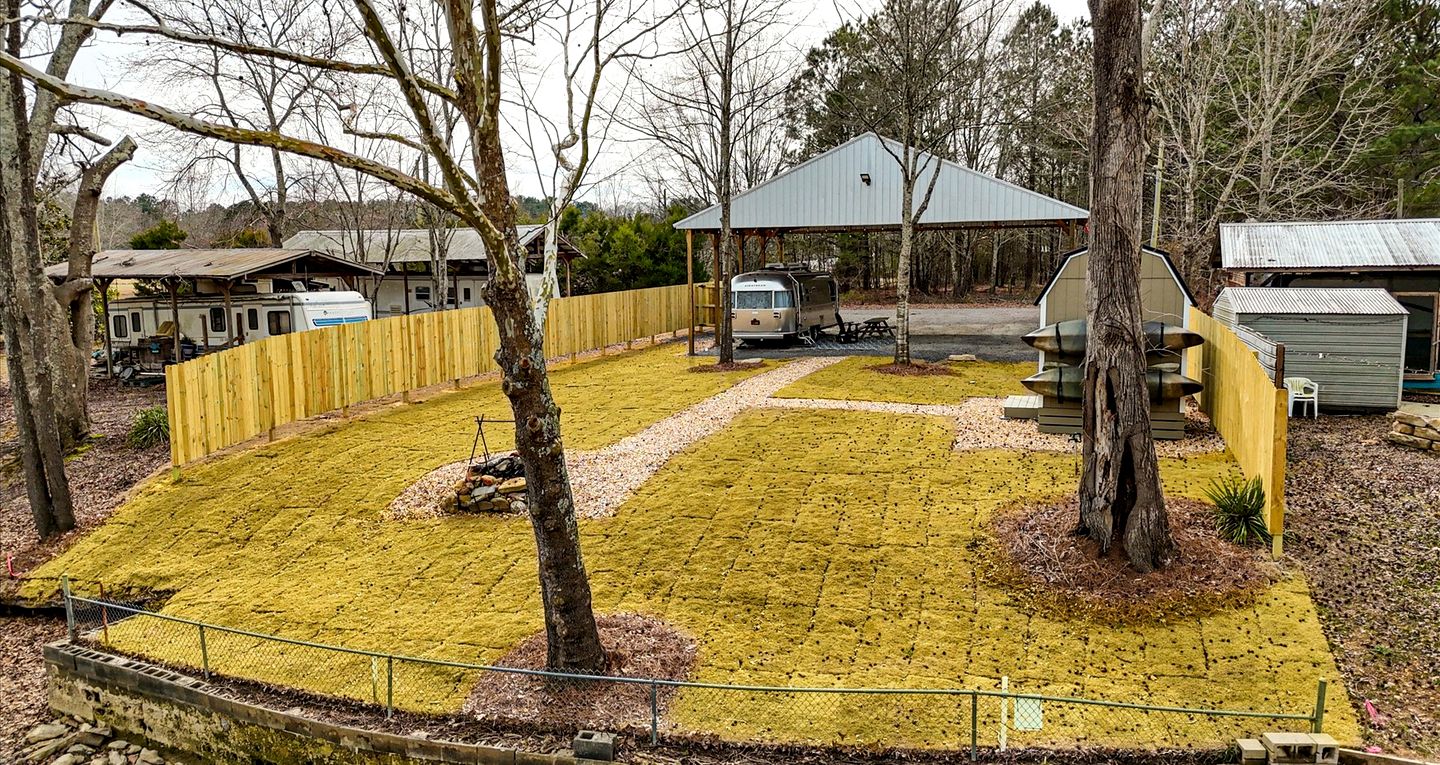Peaceful Lakeside Covered Airstream with Firepit & Kayaks Near Centre, AL