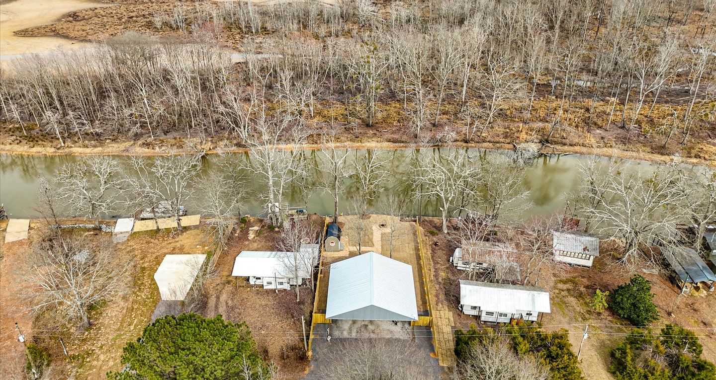 Peaceful Lakeside Covered Airstream with Firepit & Kayaks Near Centre, AL
