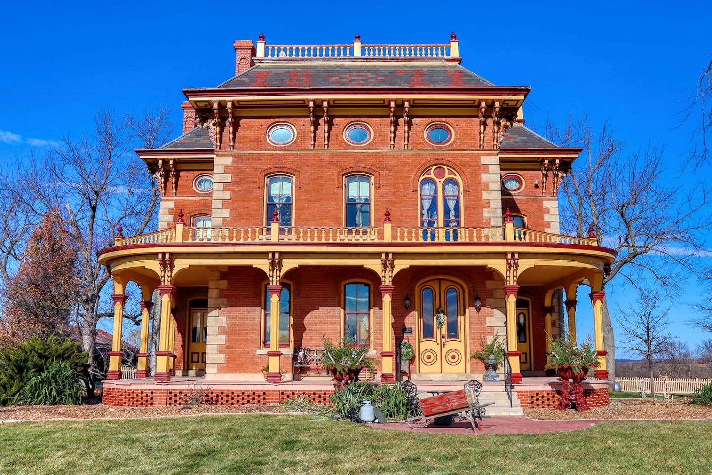 Historic Italianate Villa with Vintage Interiors, Perfect for a Weekend in a Luxurious Bed and Breakfast