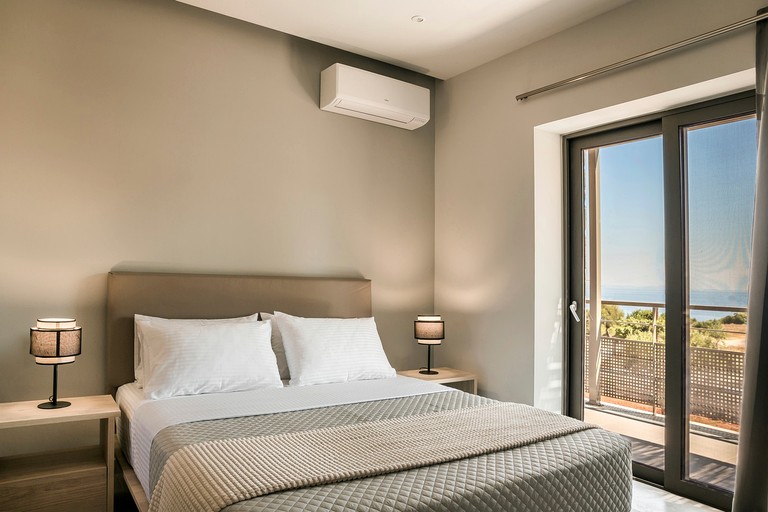 Vacation Rentals (Greece, --, --)