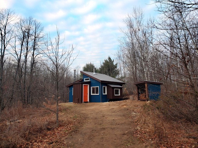 Charming, Off-Grid Cabin in a Quiet Meadow, Perfect for a Glamping Escape to South Frontenac