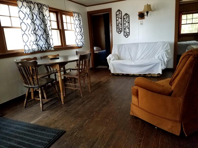 Cabins (Wellston, Michigan, United States)