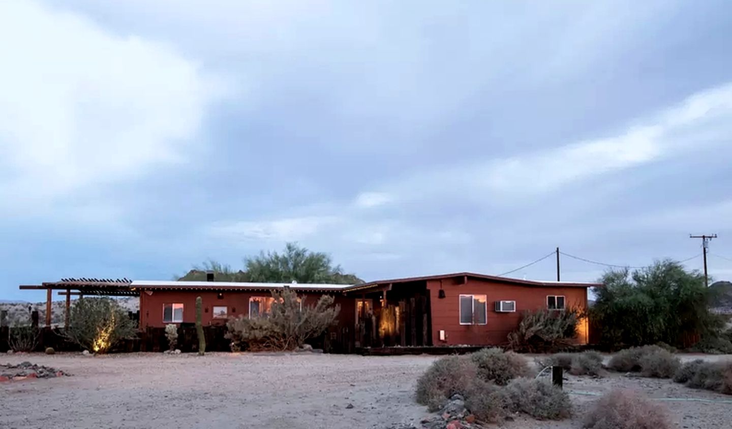 Cabins (Joshua Tree, California, United States)