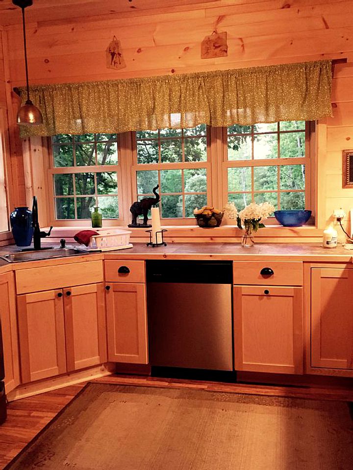 Pristine and Cozy Cabin Rental Overlooking Pond near Rochester, New York