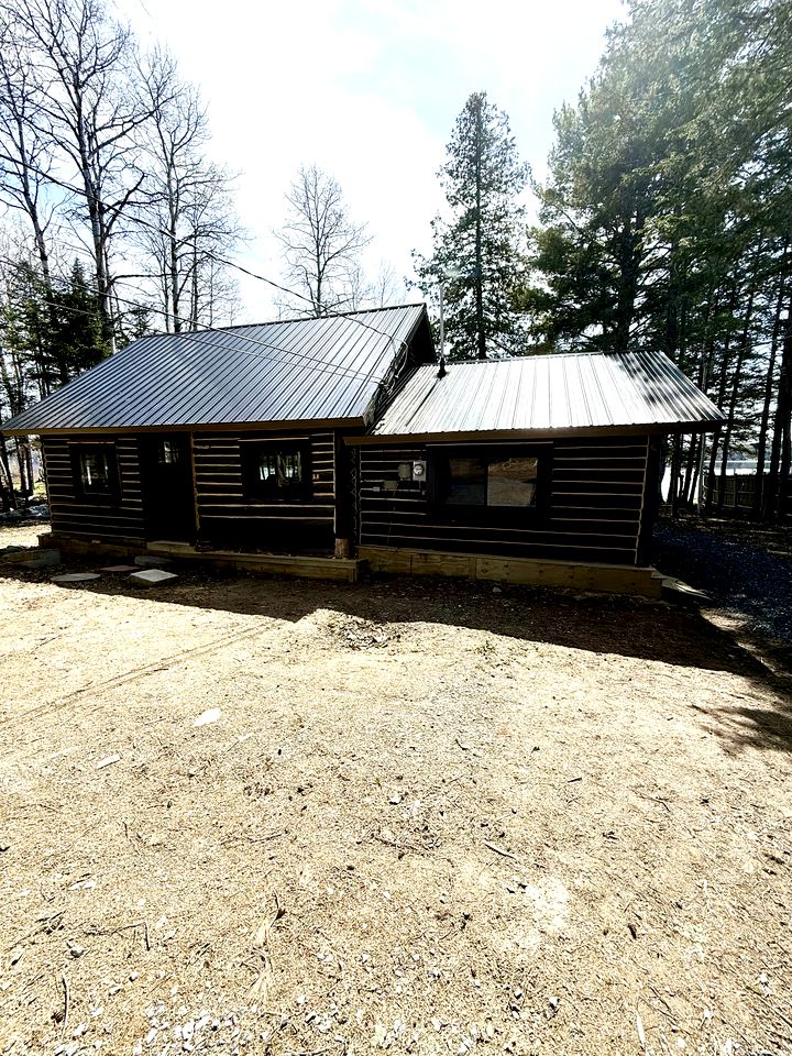 Charming Lakeside Cabin Bungalow with Timeless Rustic Beauty near Portage Lake in Maine