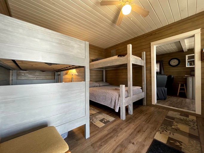 Cabins (United States of America, Portage Lake, Maine)