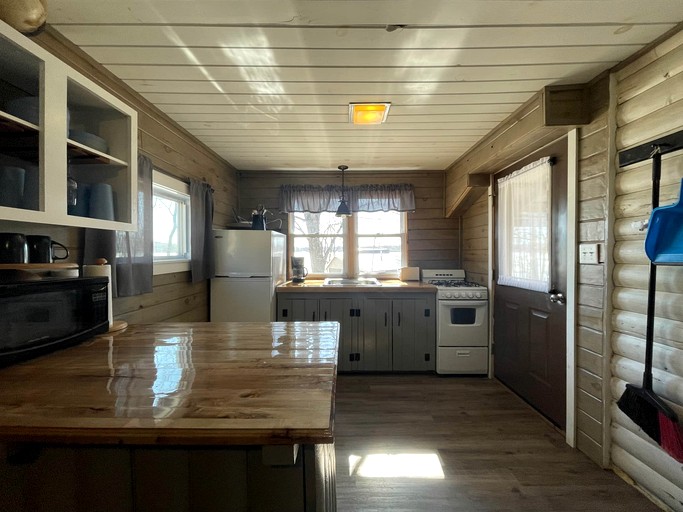 Cabins (United States of America, Portage Lake, Maine)