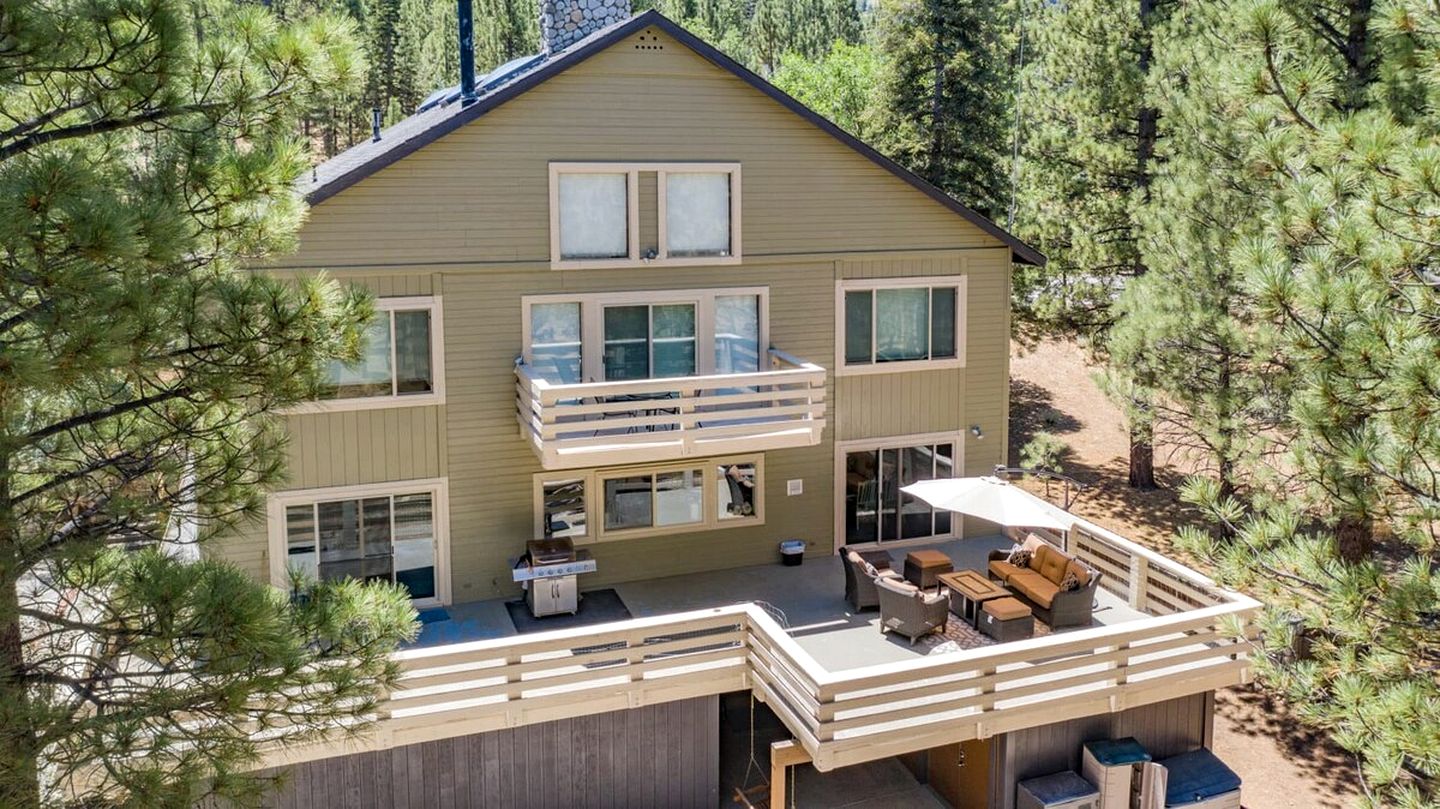 Luxurious Cabin with Game Room, Amazing Deck and Spa in California