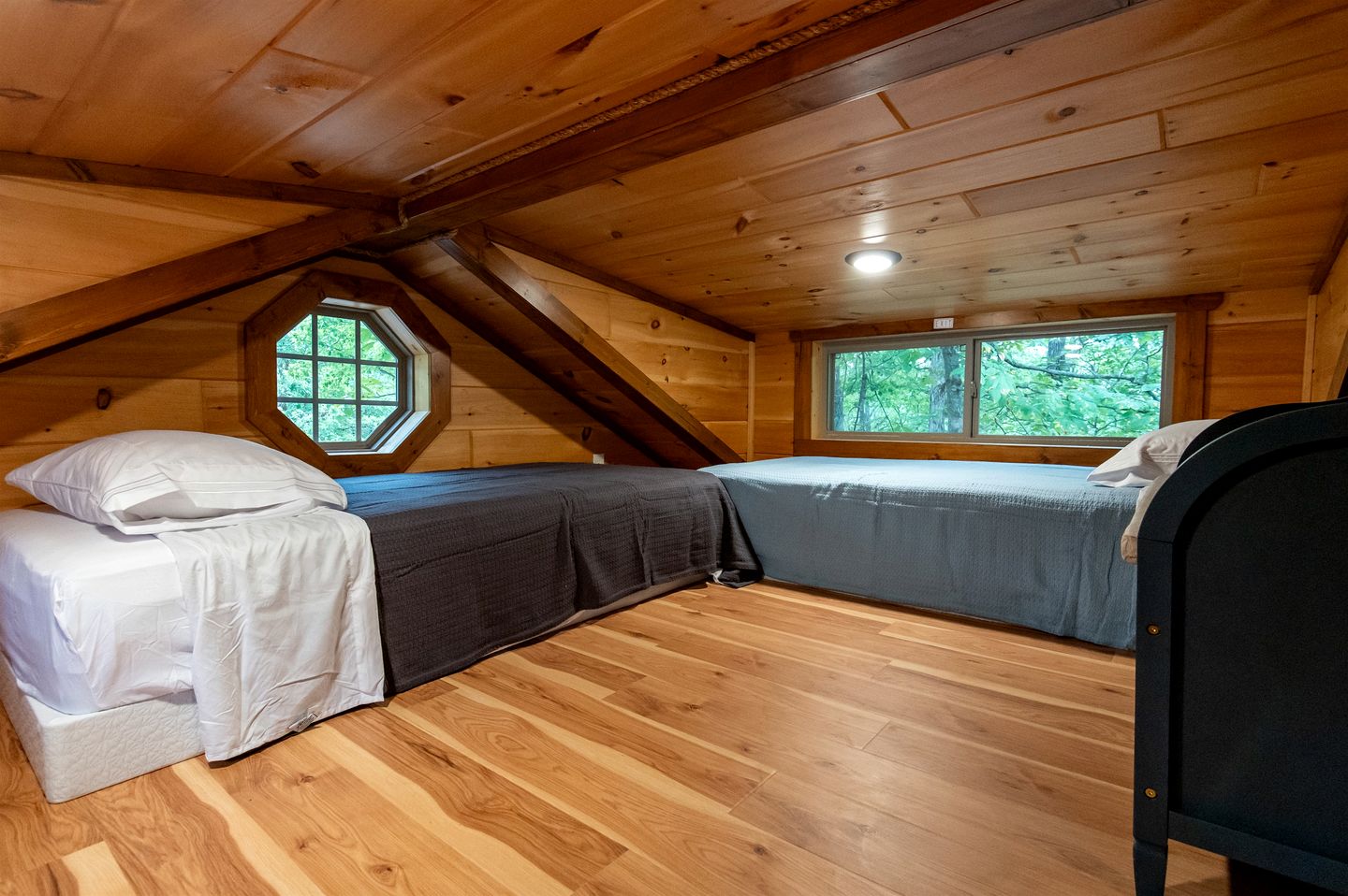 Private Romantic Cabin with Mountain Views and Covered Porch in Arkansas