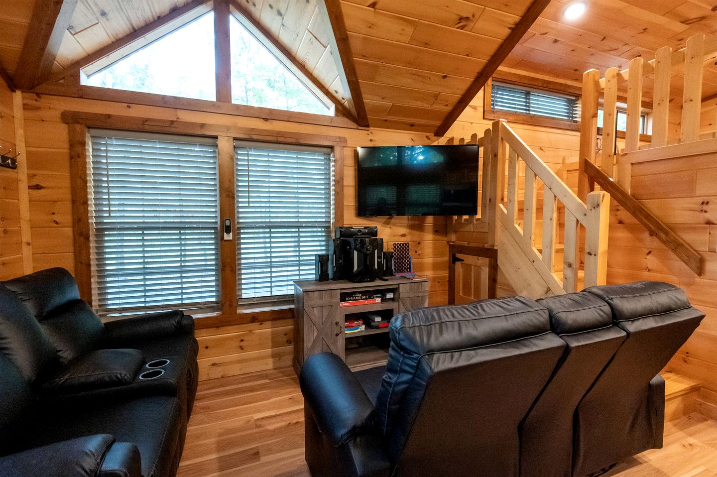 Private Romantic Cabin with Mountain Views and Covered Porch in Arkansas