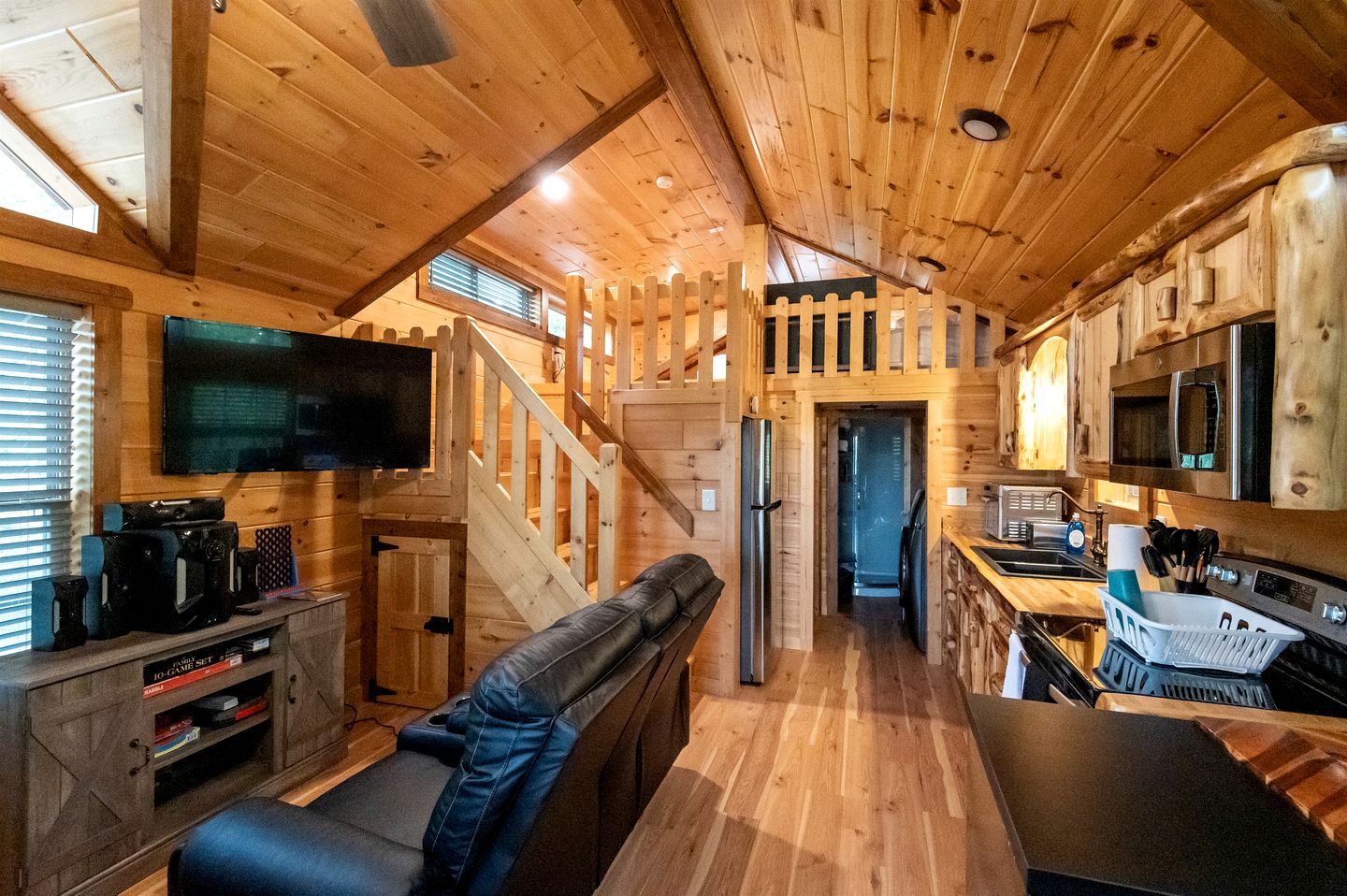 Private Romantic Cabin with Mountain Views and Covered Porch in Arkansas
