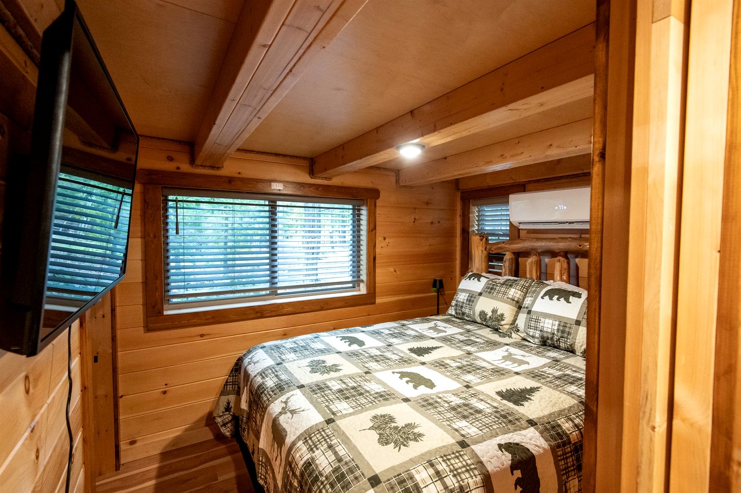 Private Romantic Cabin with Mountain Views and Covered Porch in Arkansas
