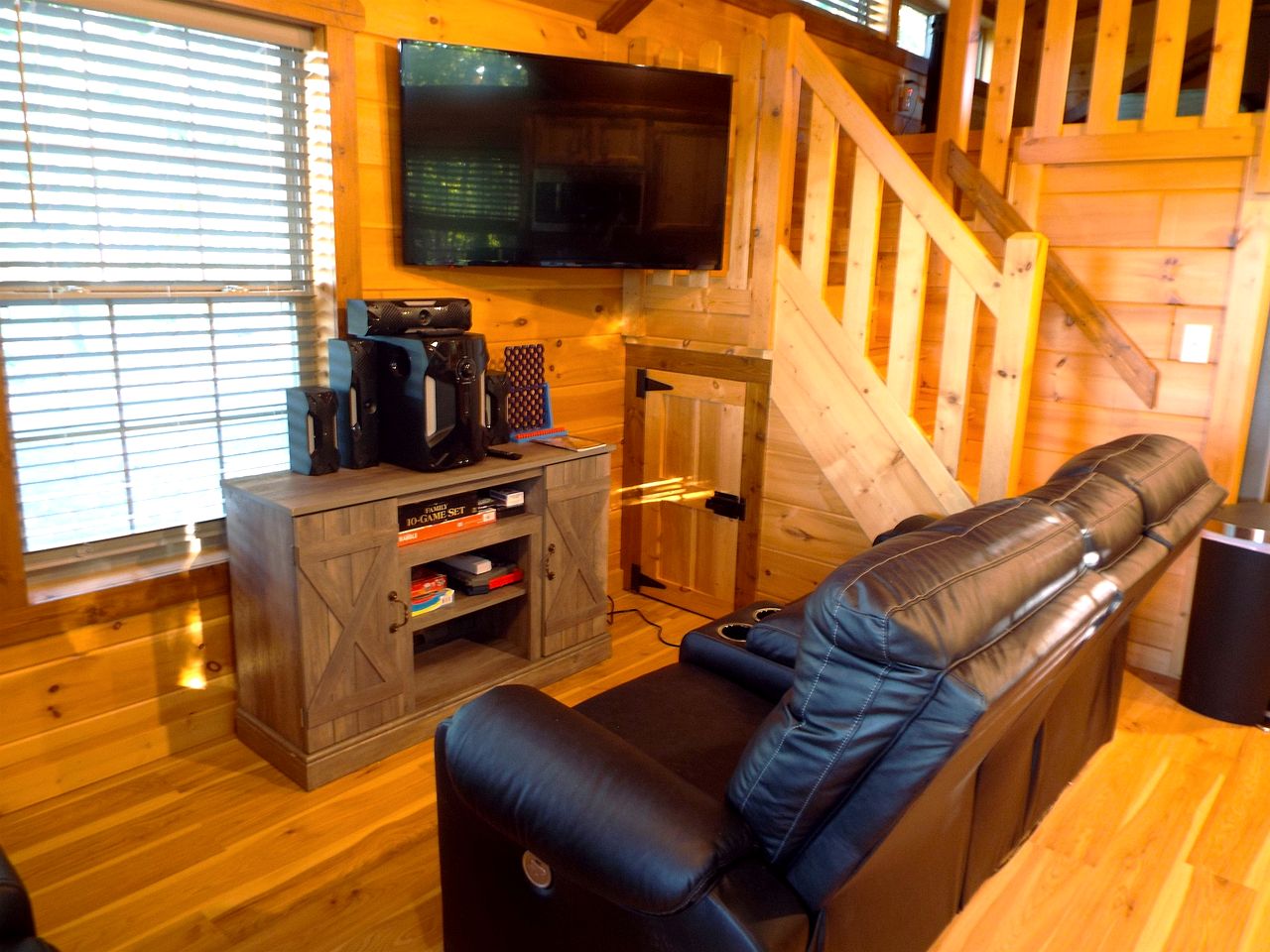 Private Romantic Cabin with Mountain Views and Covered Porch in Arkansas