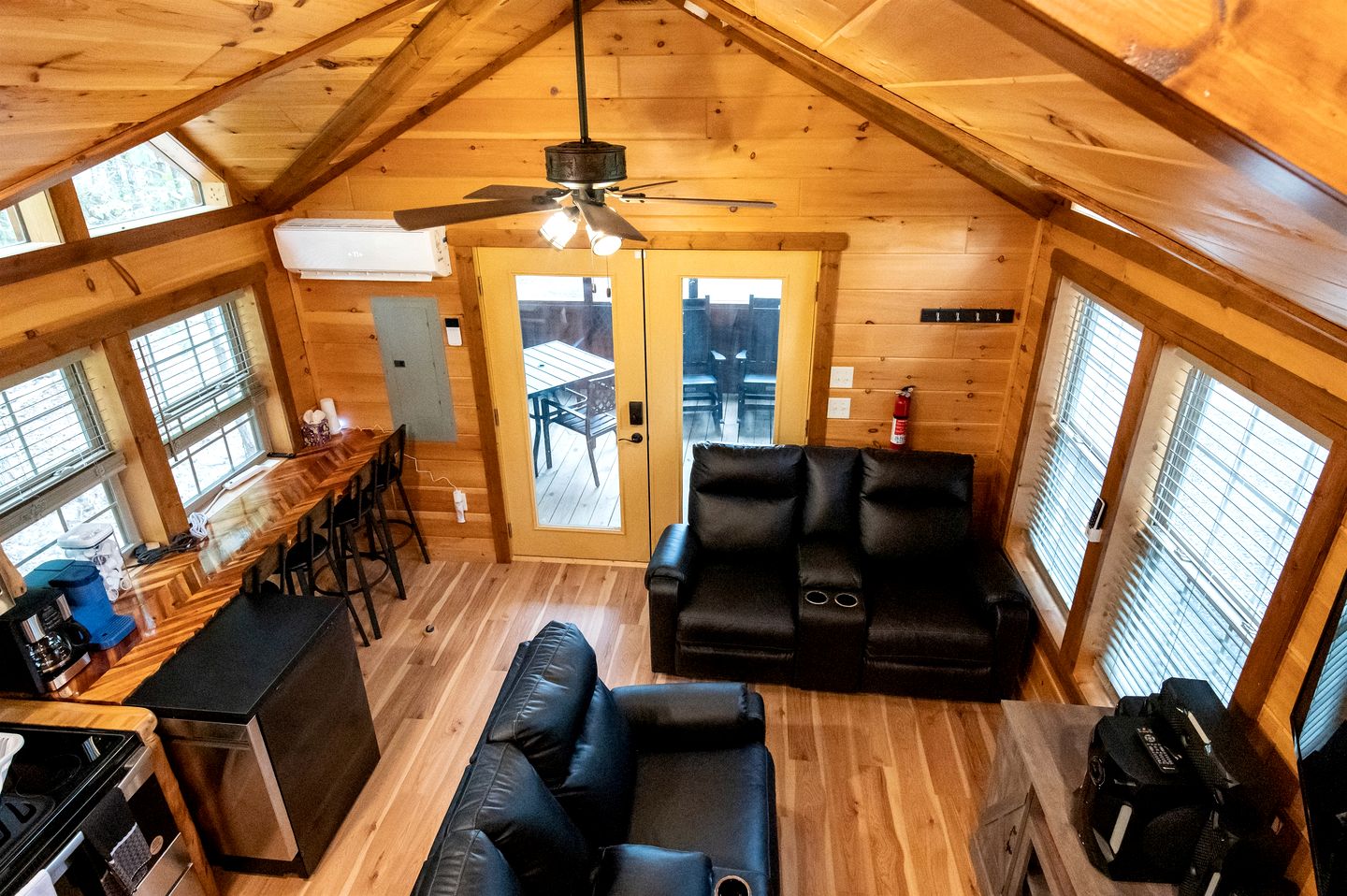 Private Romantic Cabin with Mountain Views and Covered Porch in Arkansas
