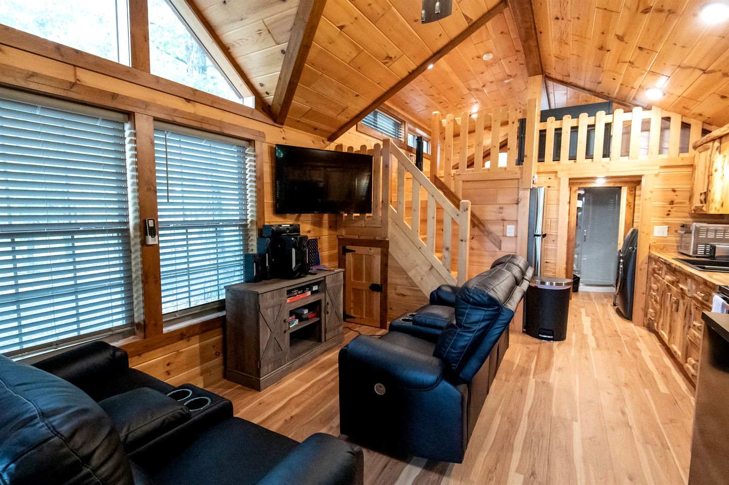 Private Romantic Cabin with Mountain Views and Covered Porch in Arkansas