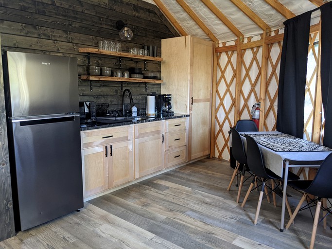 Yurts (Hendersonville, North Carolina, United States of America)