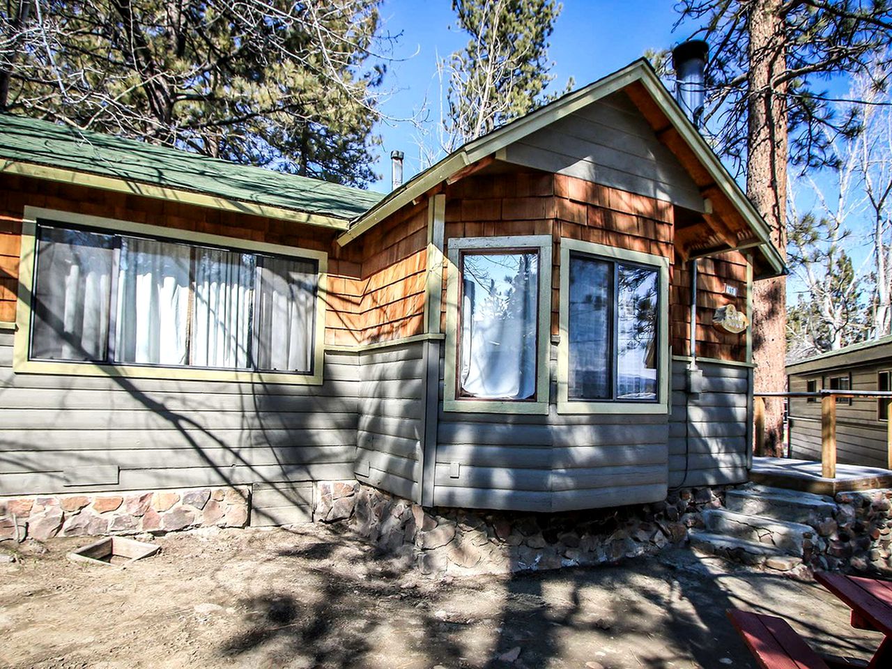 Cabins (Big Bear City, California, United States)