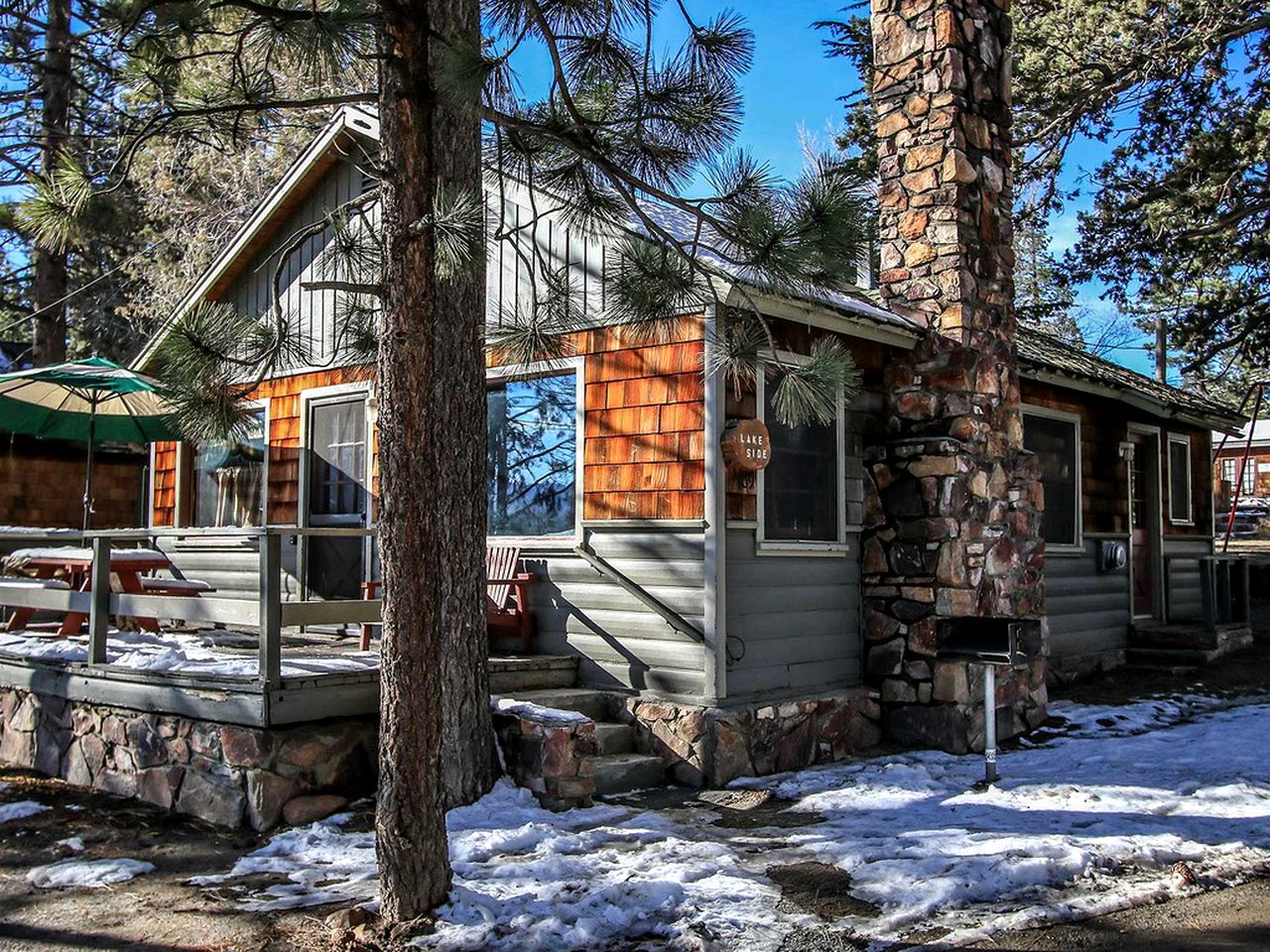 Cabins (Big Bear City, California, United States)