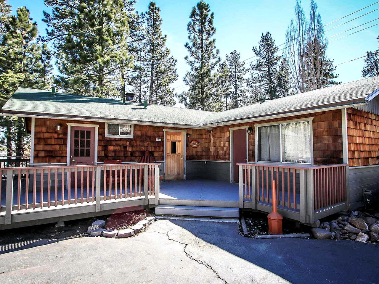 Cabins (Big Bear Lake, California, United States)