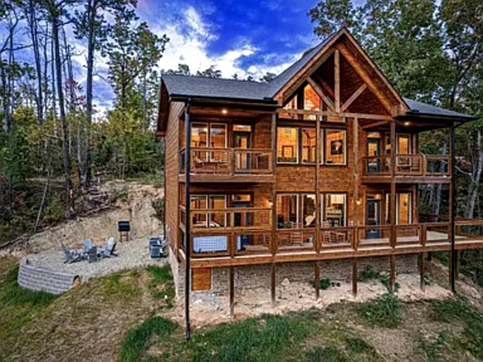 Secluded Modern Cabin with Hot Tub & Game Room near Dollywood in Pigeon Forge, Tennessee