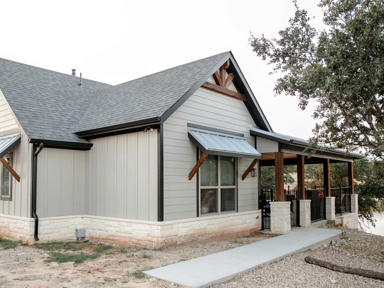 Pet Friendly Secluded Cottage with Swimming Pool in Granbury, Texas