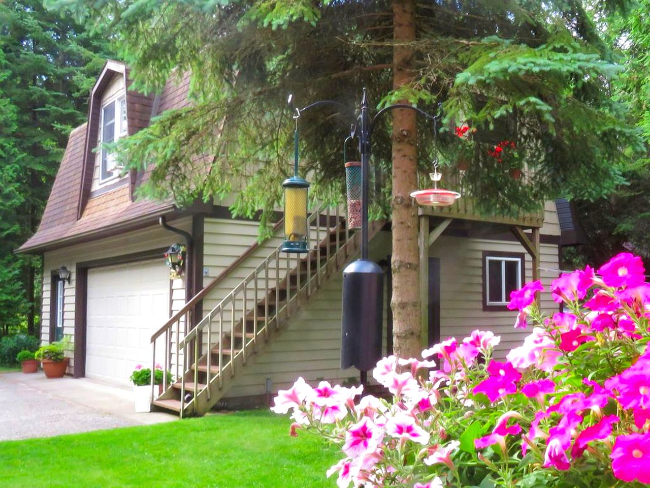 Vacation Rentals (Indian River, Michigan, United States)